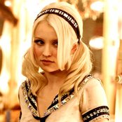 Emily Browning - List pictures