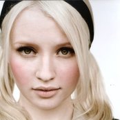 Emily Browning - List pictures