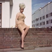 Barbara Windsor - List pictures