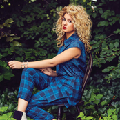 Tori Kelly - List pictures