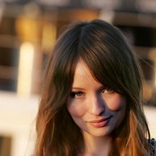 Emily Browning - List pictures