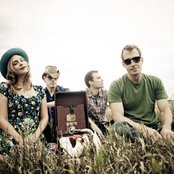 Angela Perley & The Howlin' Moons - List pictures