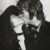 Yoko Ono - List pictures