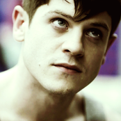 Iwan Rheon - List pictures