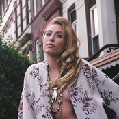 Samantha Urbani - List pictures