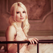 Emily Browning - List pictures