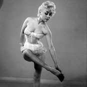 Barbara Windsor - List pictures